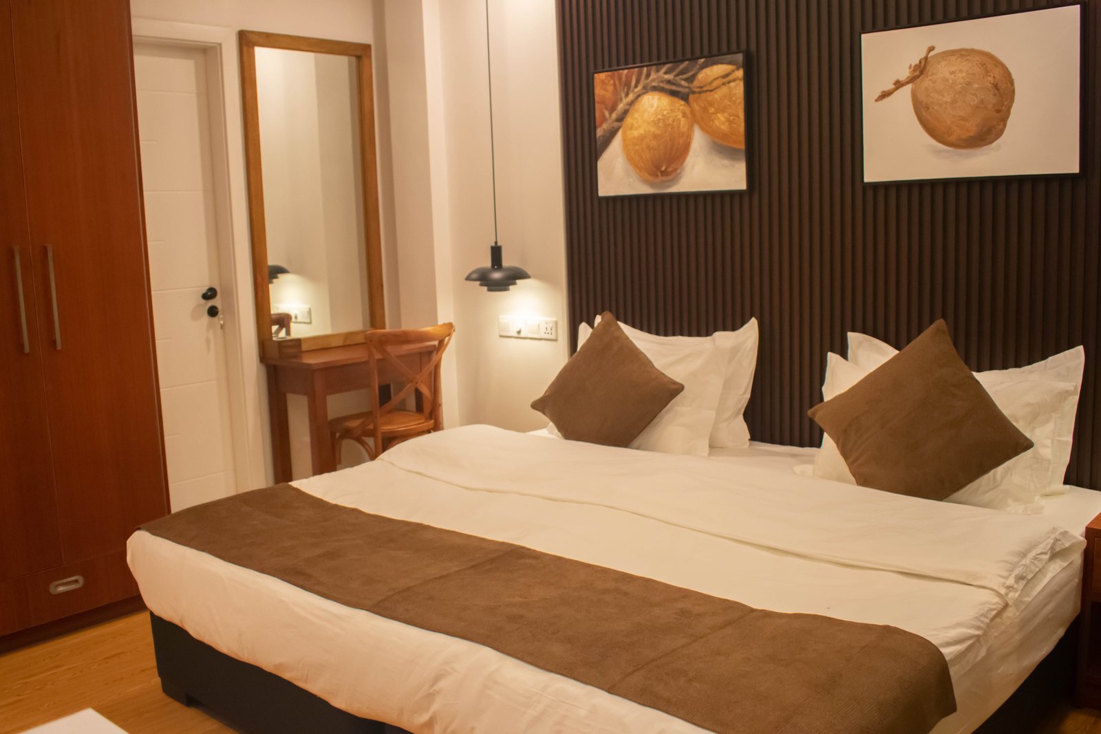 Deluxe King – Balcony & Pool View